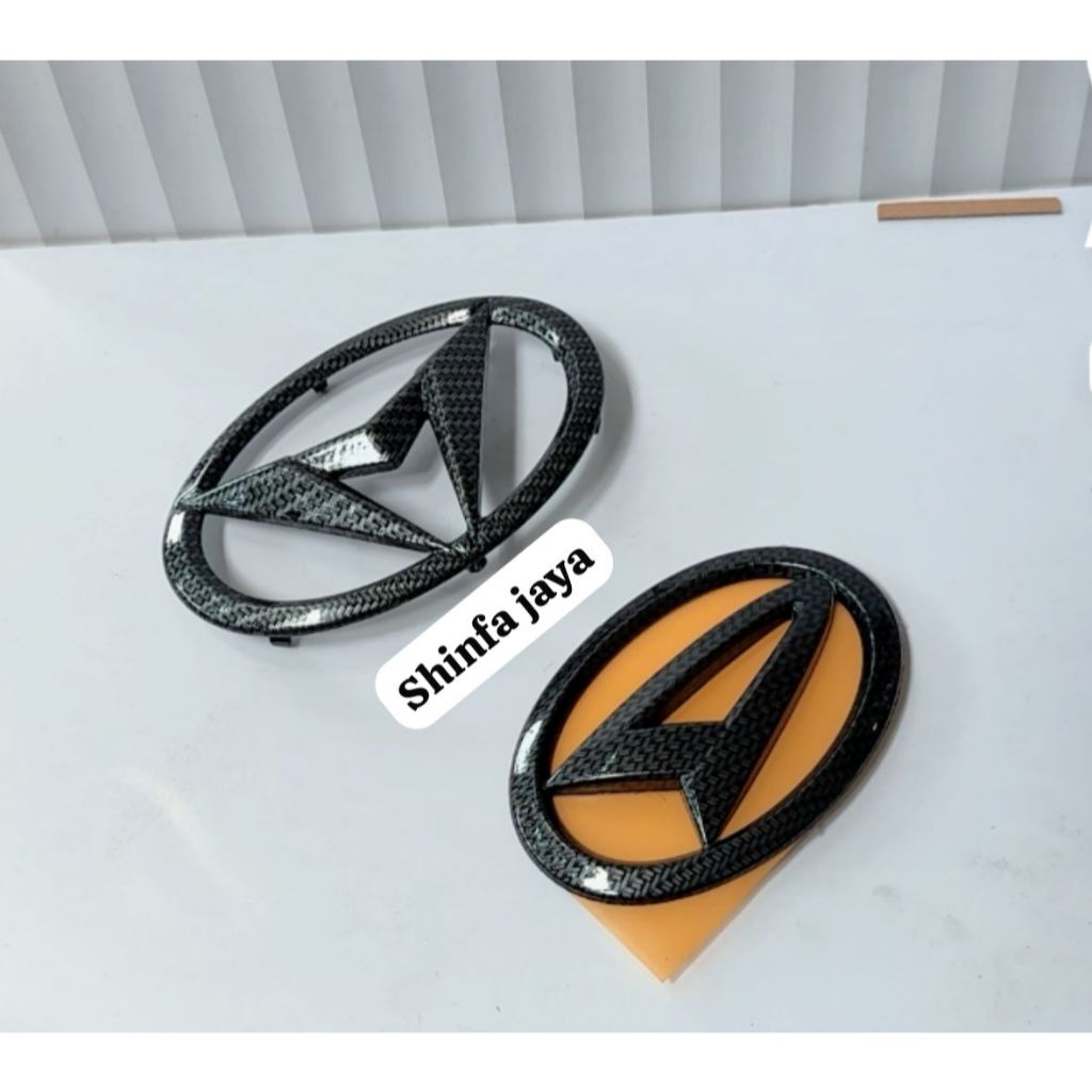 Emblem Logo Grill depan dan belakang ayla 2023 UP carbon