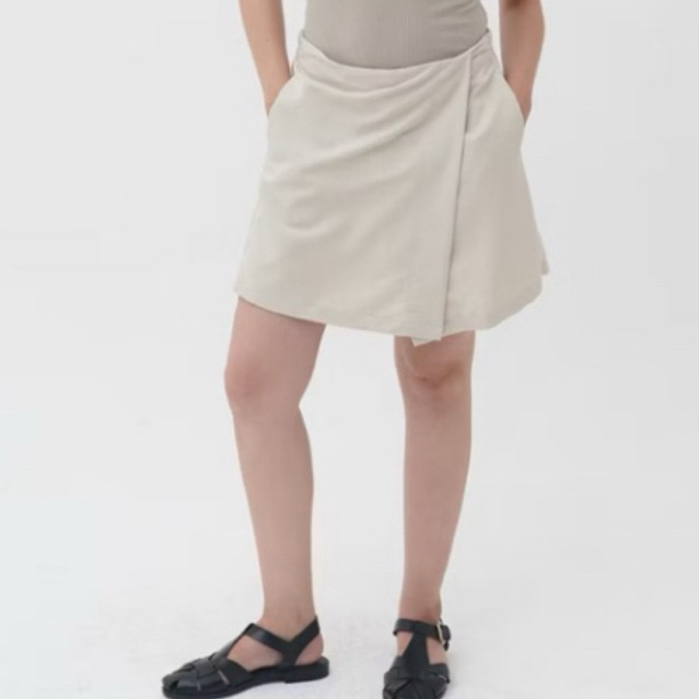 Mississippi Asymmetric Skort Rok Celana Pendek Wanita Cream Size M