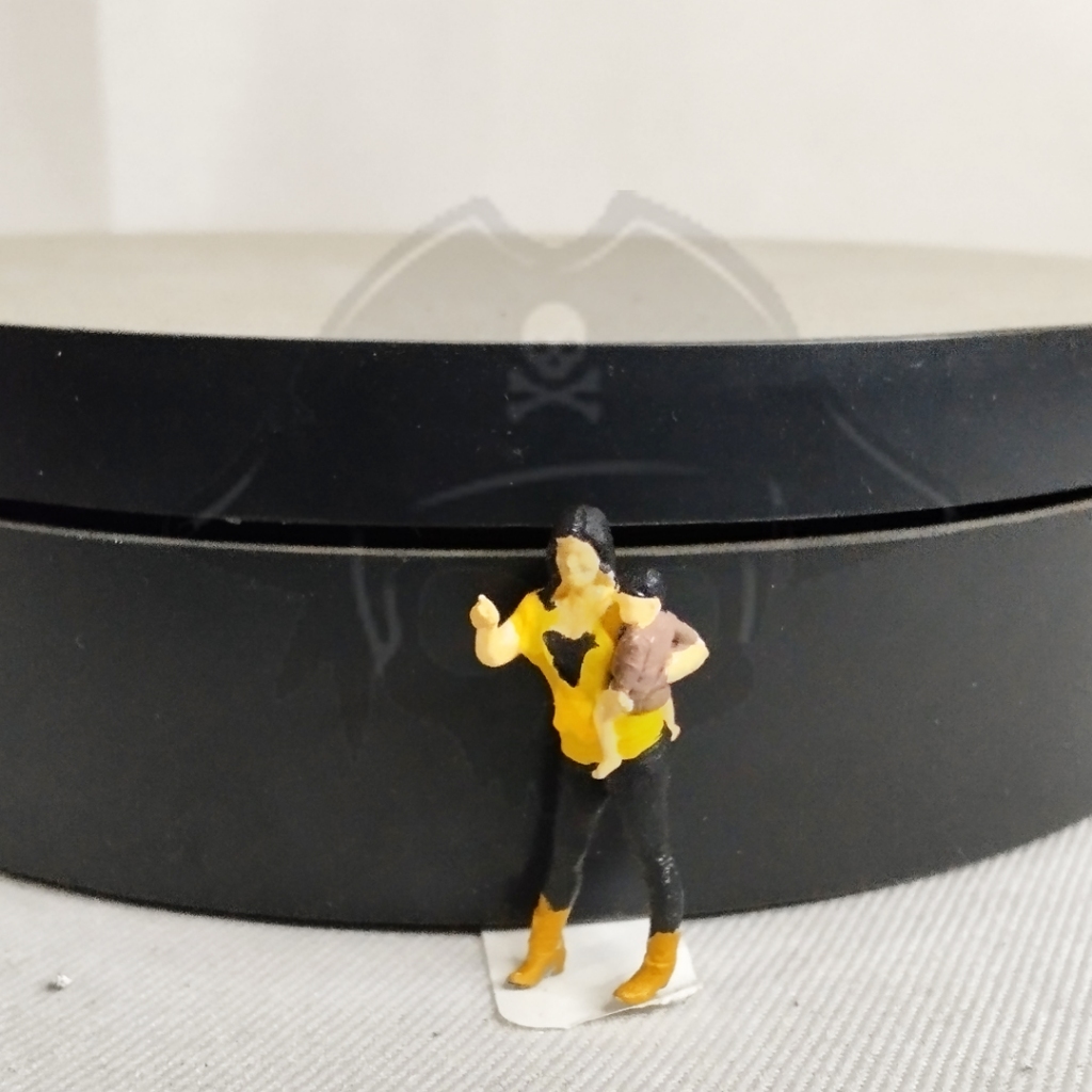 FIGURE 1:64 PEREMPUAN GENDONG ANAK KECIL, FIGURE 1/64