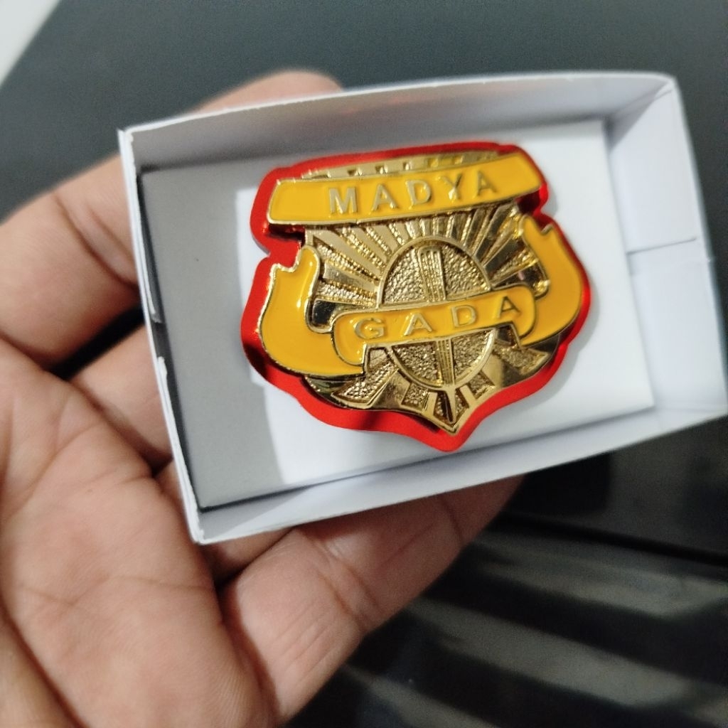 pin satpam-gada madya mika magnet-wing gada madya magnet