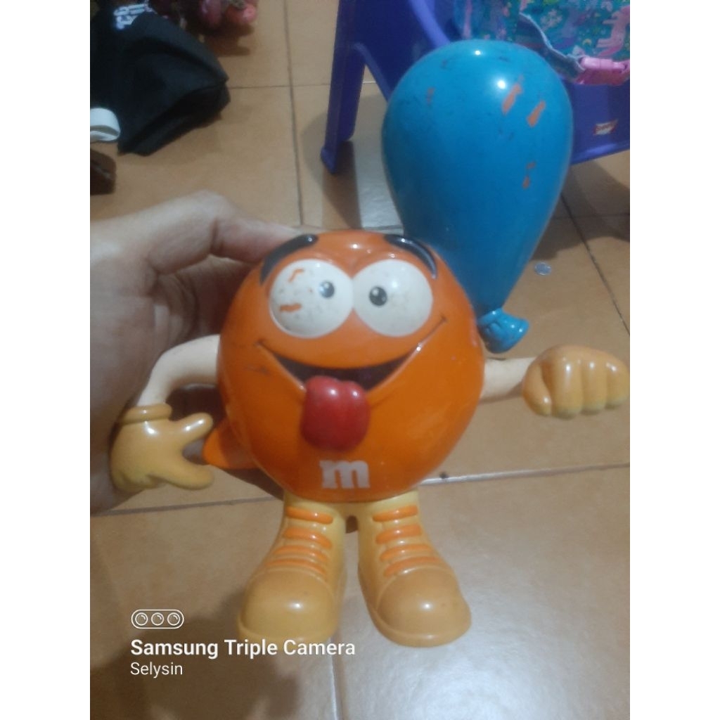 figur MnM oren ori