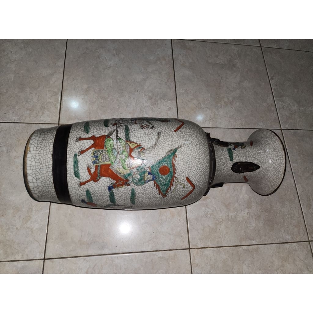 guci keramik lumayan besar kuno unik jadul peniggalan mbah