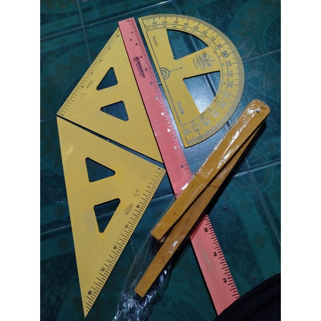 

READY SIAP KIRIM satu set penggaris busur jangka segitiga papan tulis