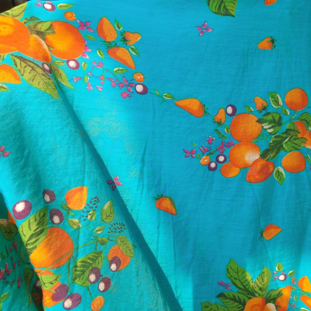 Kain Katun Motif Buah Tropis Warna Cerah – Bahan Baju/Daster (Harga Kain Per½ Meter)
