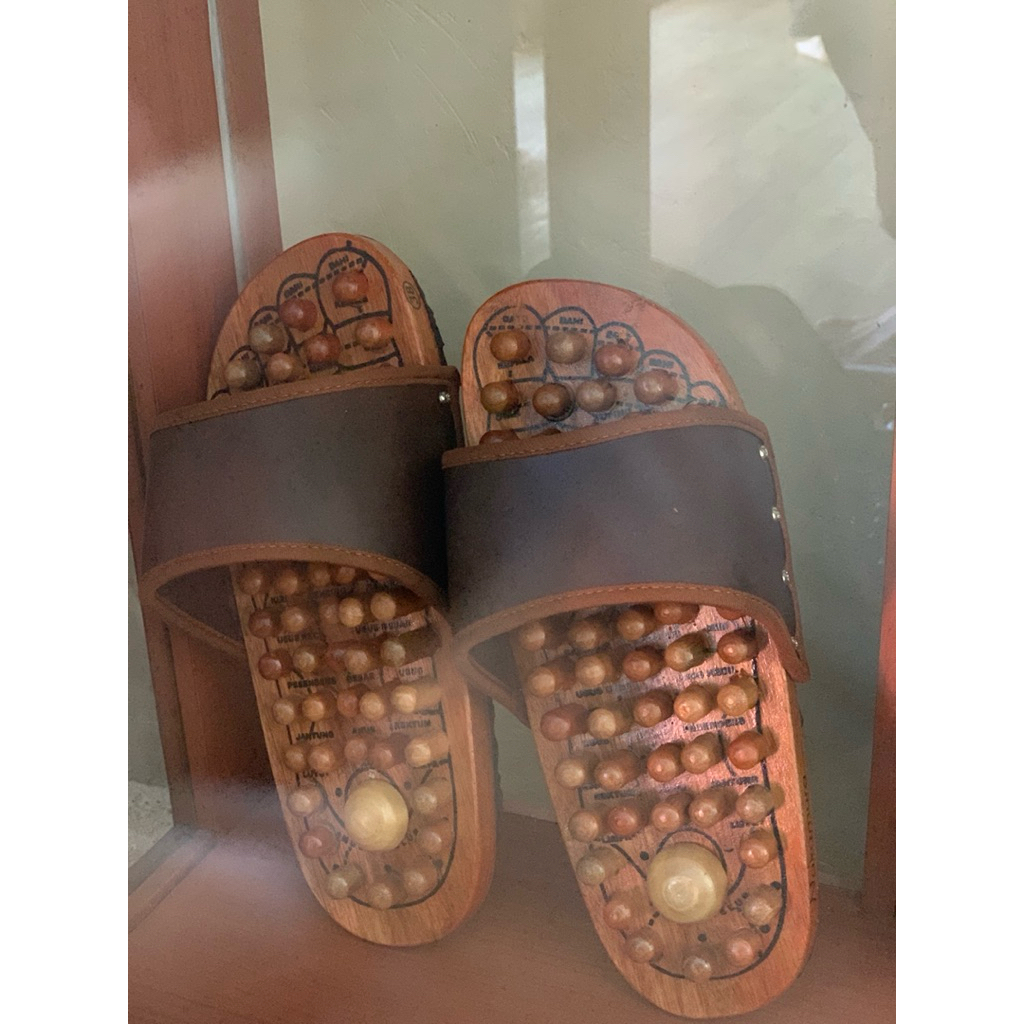 sandal refleksi kaki kayu / titik titik refleksi pada bagian kaki
