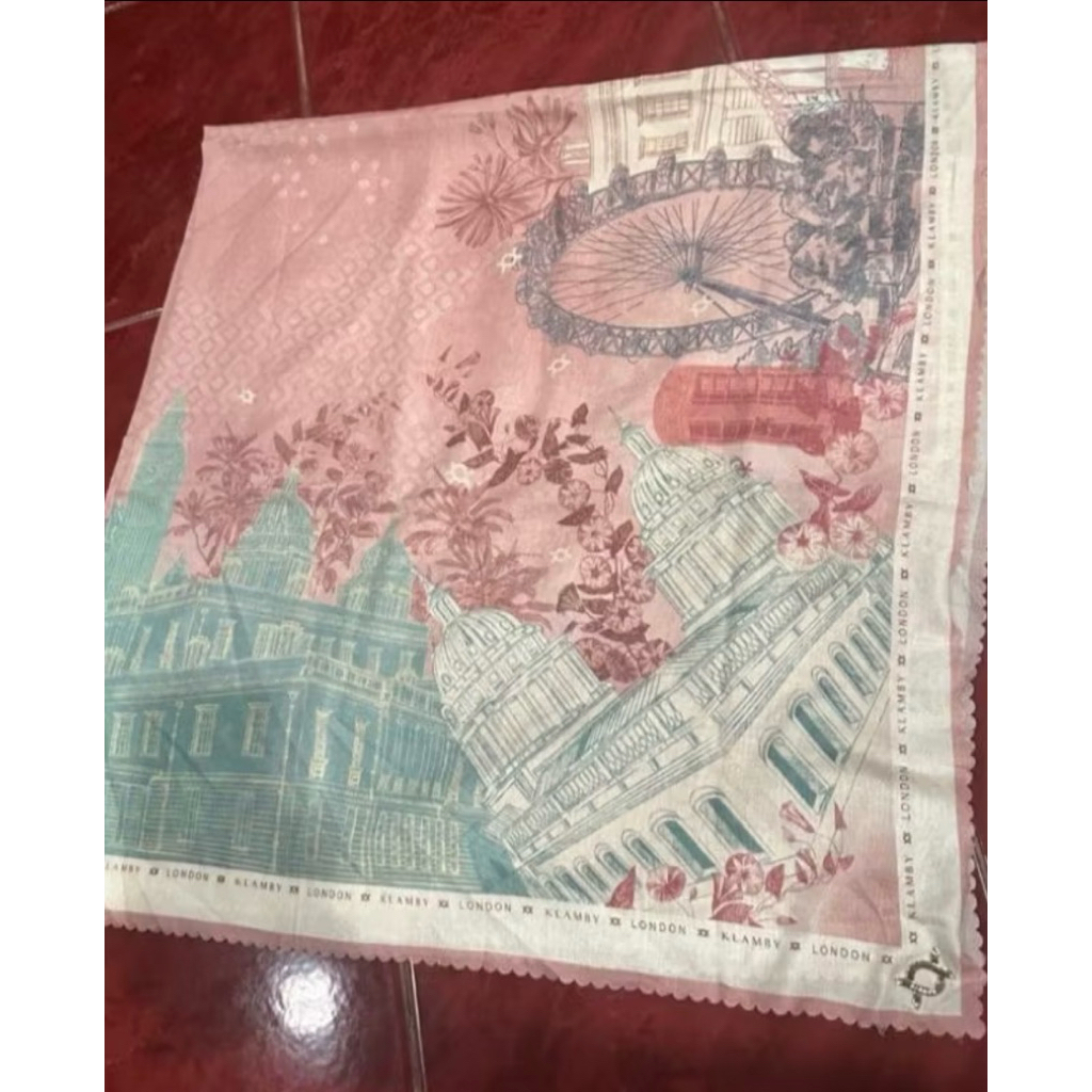 Preloved london scarf wearing klamby