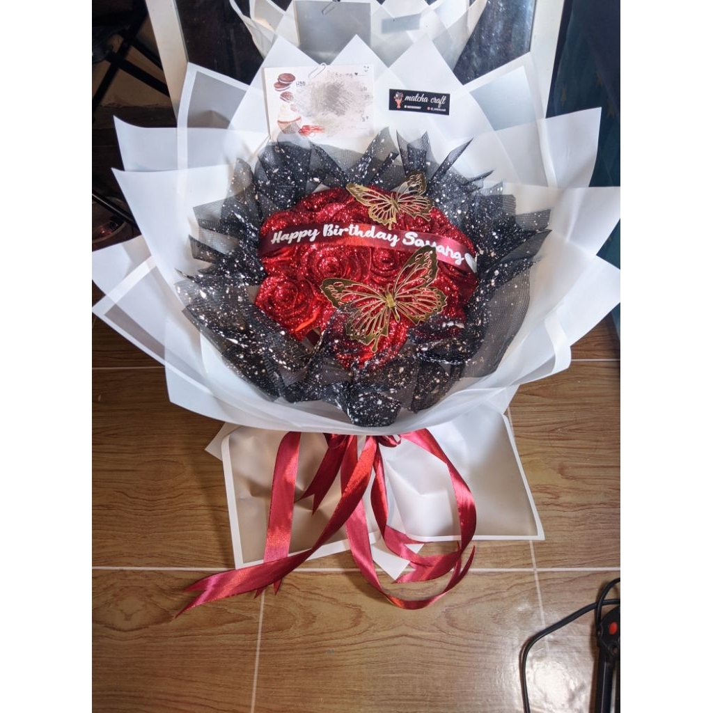 

BUCKET PITA SATIN MAROON 10 TANGKAI + GLITTER