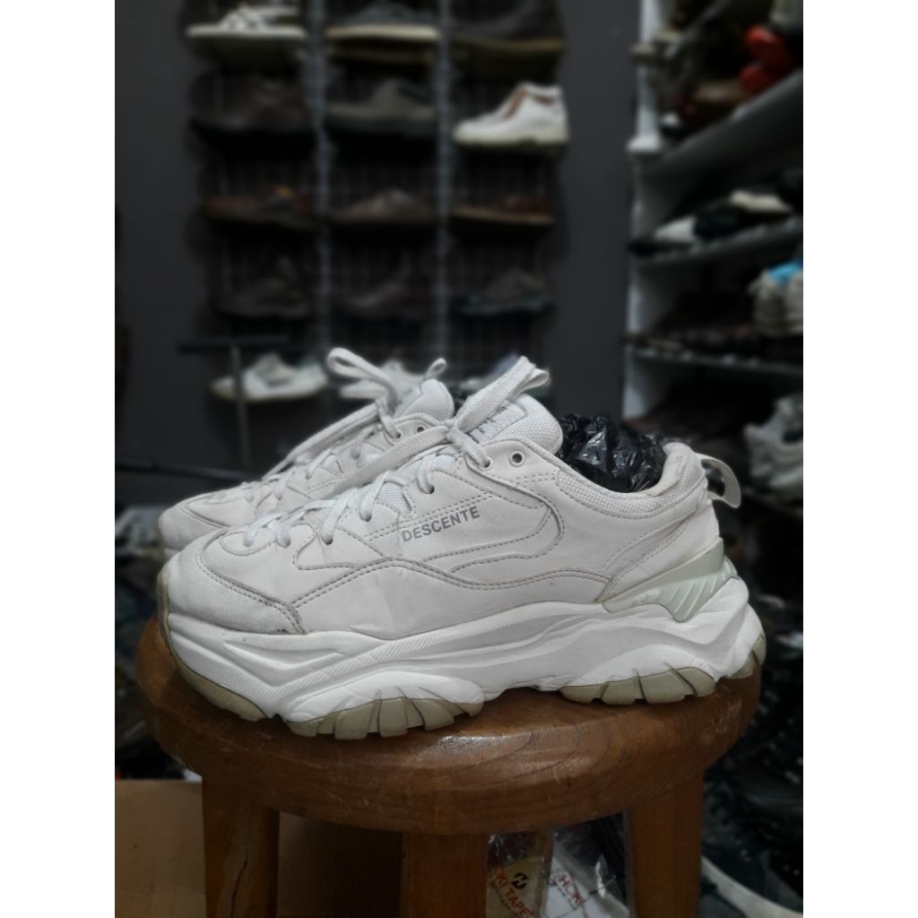 sepatu sneakers DESCENTE size 39