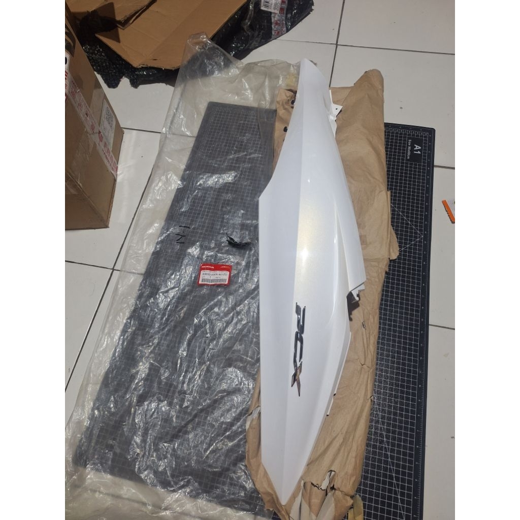 Cover body bodi belakang honda PCX125 PCX 125 CBU bohlam kiri putih original ahm honda 83650-kwn-901