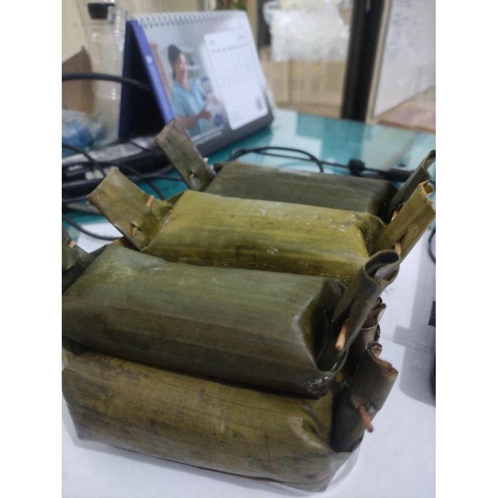 

5 pcs AREM-AREM Premium Lontong isi Ayam berbumbu khas Solo,denganFresh food,bukan FROZEN