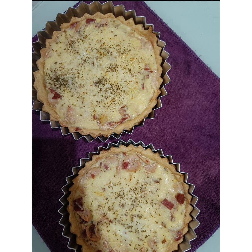 

pie quiche beef, sausage n cheese diameter 14 cm