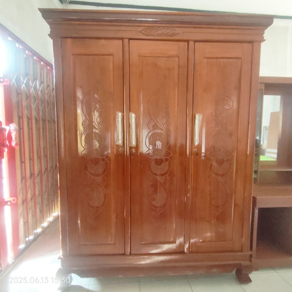 Lemari jati 3 pintu
