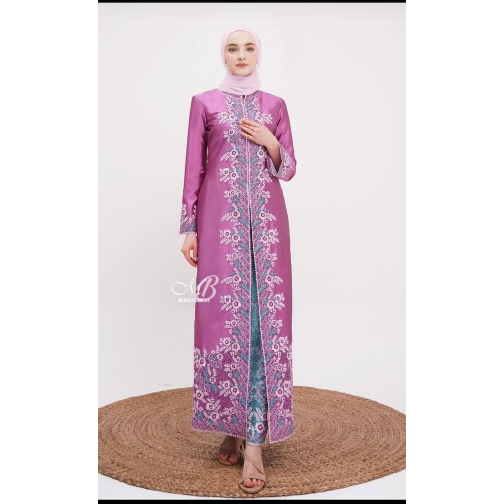 Bakal baju abaya di bahan taveta sutra di motif bunga jurai