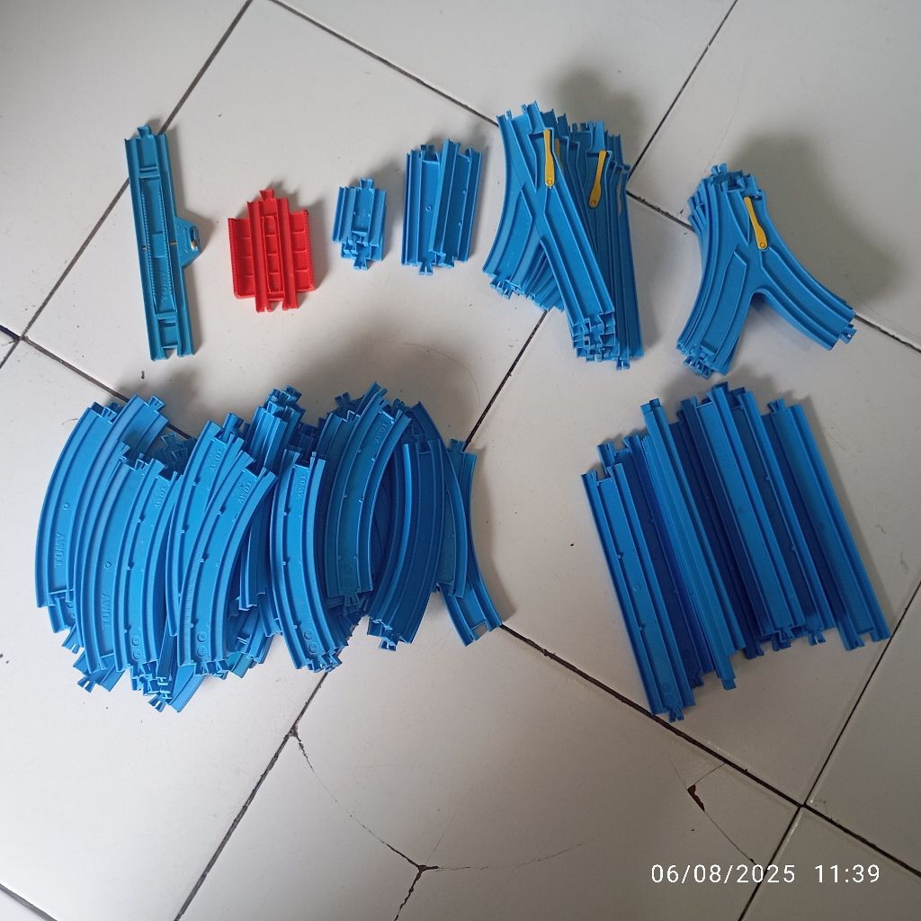 plarail rell kereta takara tomy second