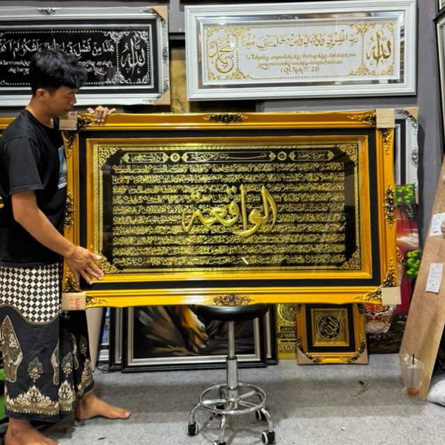 HIASAN DINDING KALIGRAFI SURAT AL WAQIAH KUNINGAN TIMBUL SUPER ISTIMEWA