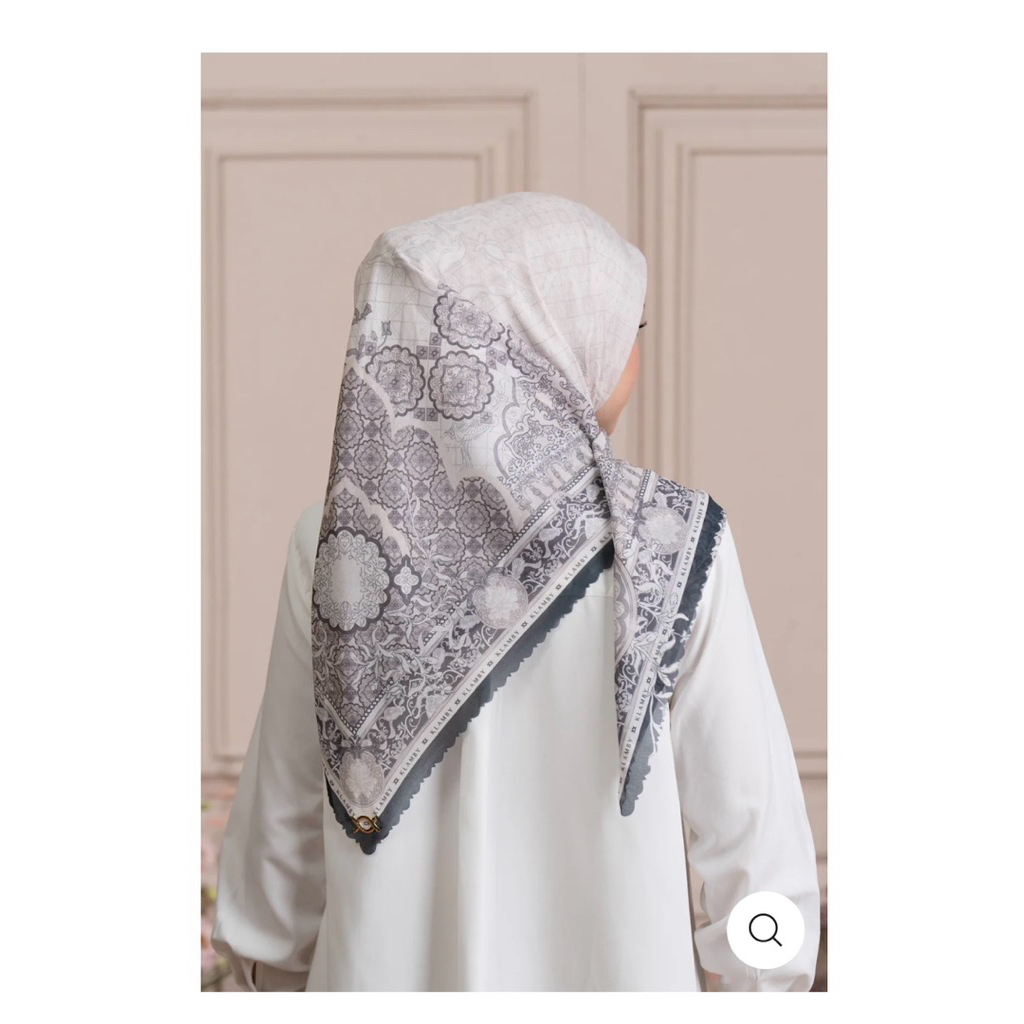 Wearing klamby Kawuna Scarf Steal Noir (New)