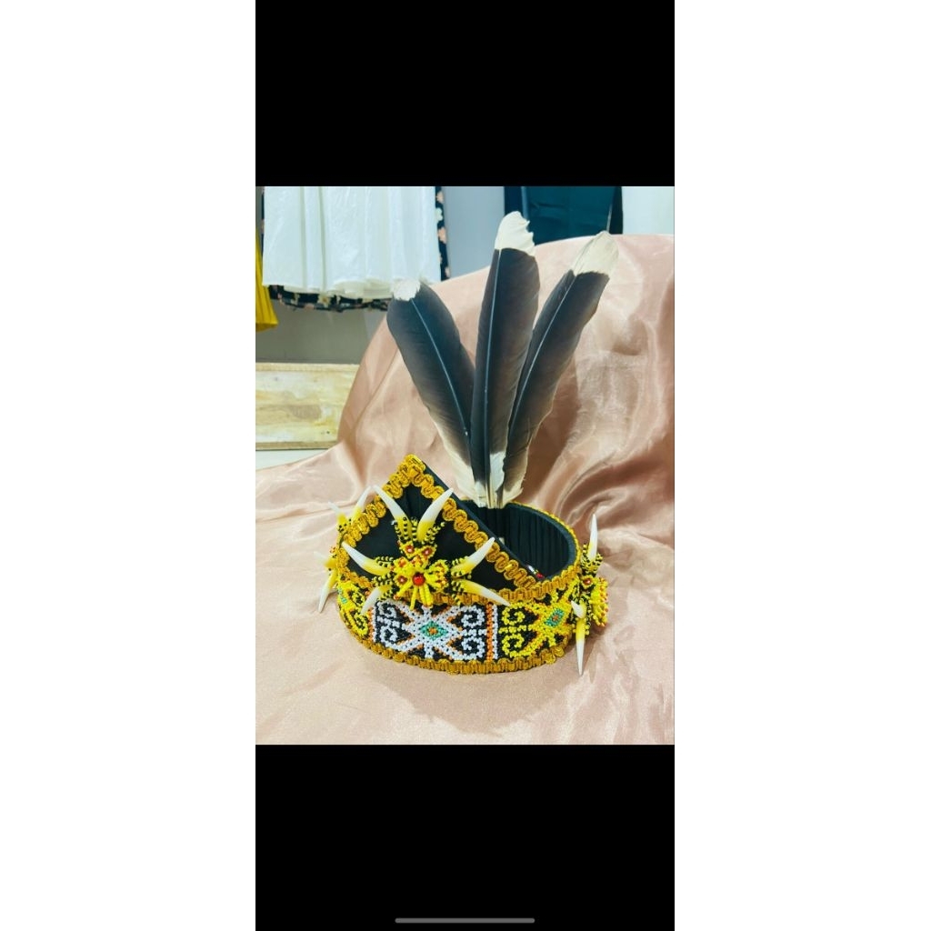 TOPI MAHKOTA TARI DAYAK DENGAN 3 BULU ENGGANG PUTIH