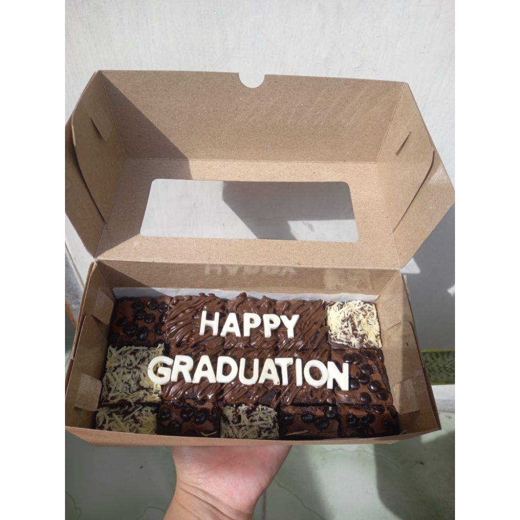 

Fudgy Brownies Topping Gift Wisuda Bebas pilih Topping