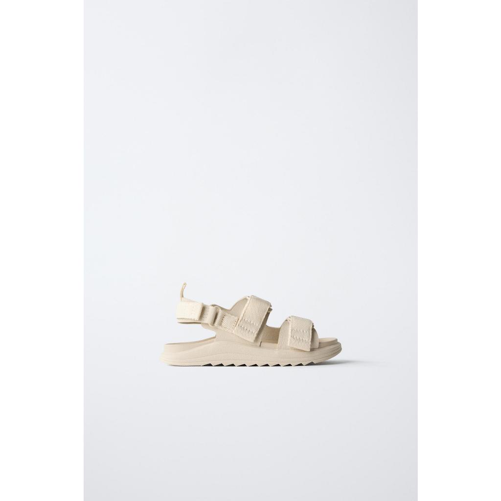 ZARA SANDAL TALI Sandal teknis dengan penutup menggunakan tali perekat dobel di punggung kaki dan ta