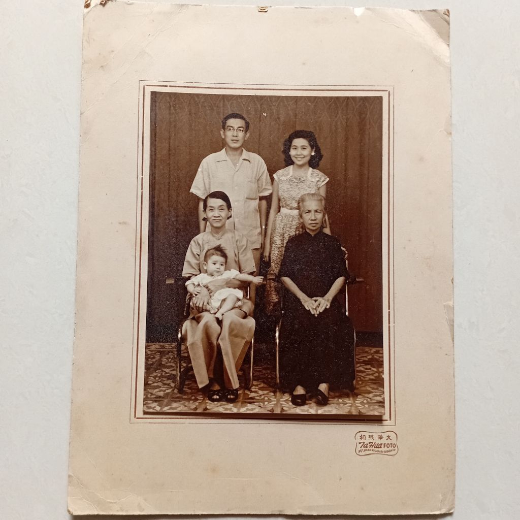 Foto Klasik Keluarga Peranakan
