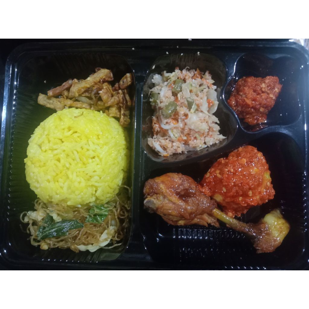 

Paket Nasi Kuning Bento 7 menu lengkap