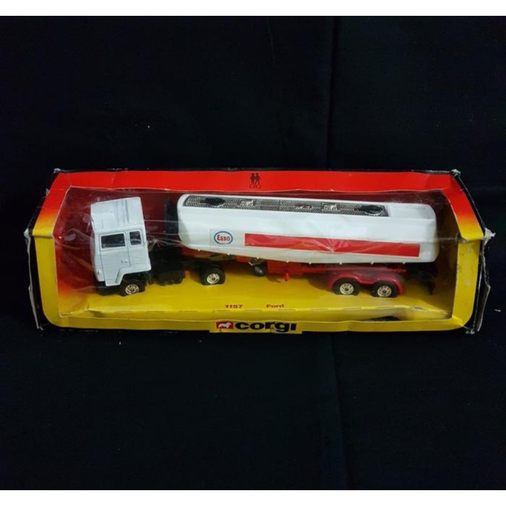 CORGI 1157 England Ford ESSO Tanker Truck