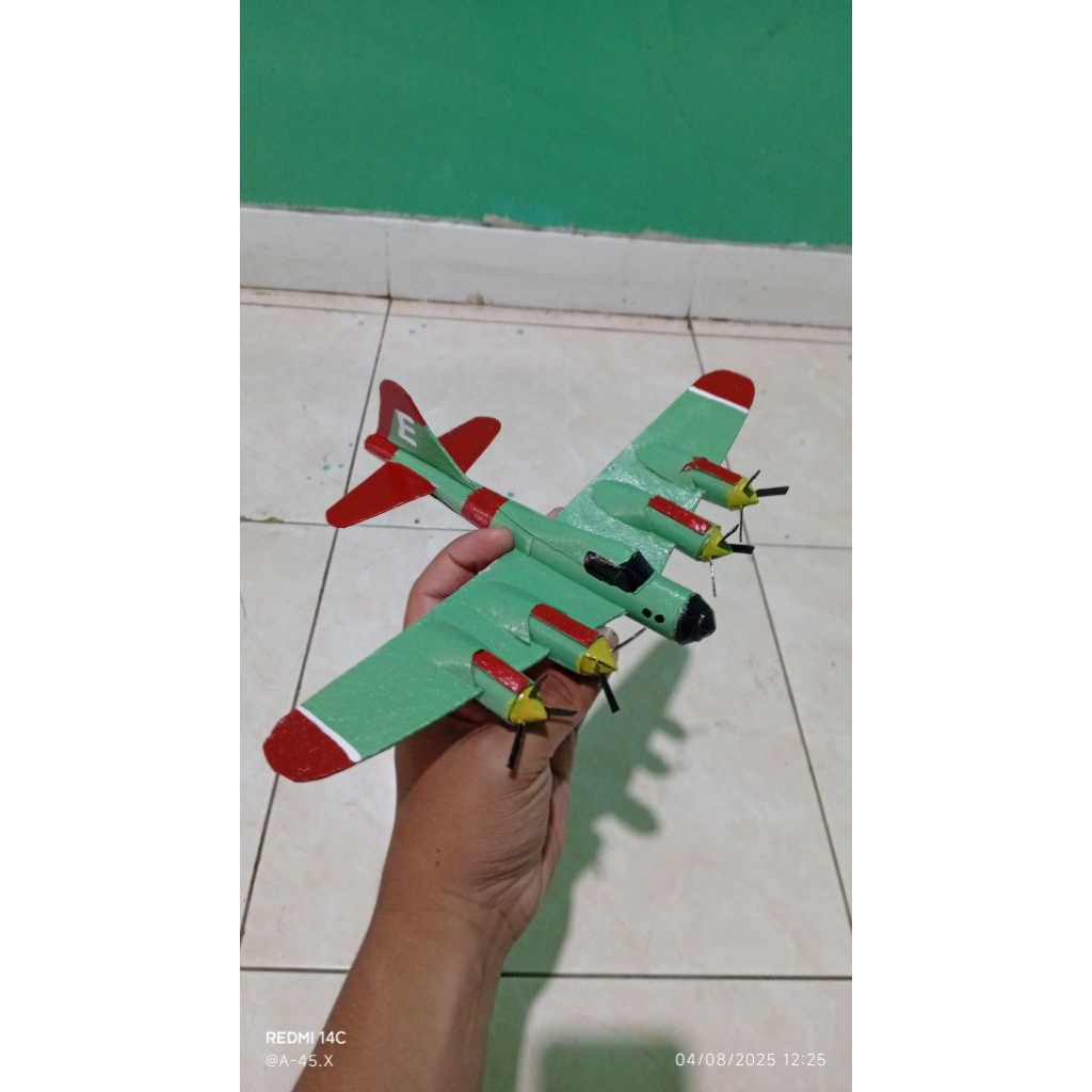 miniatur pesawat bomber amerika b17 flying fortes