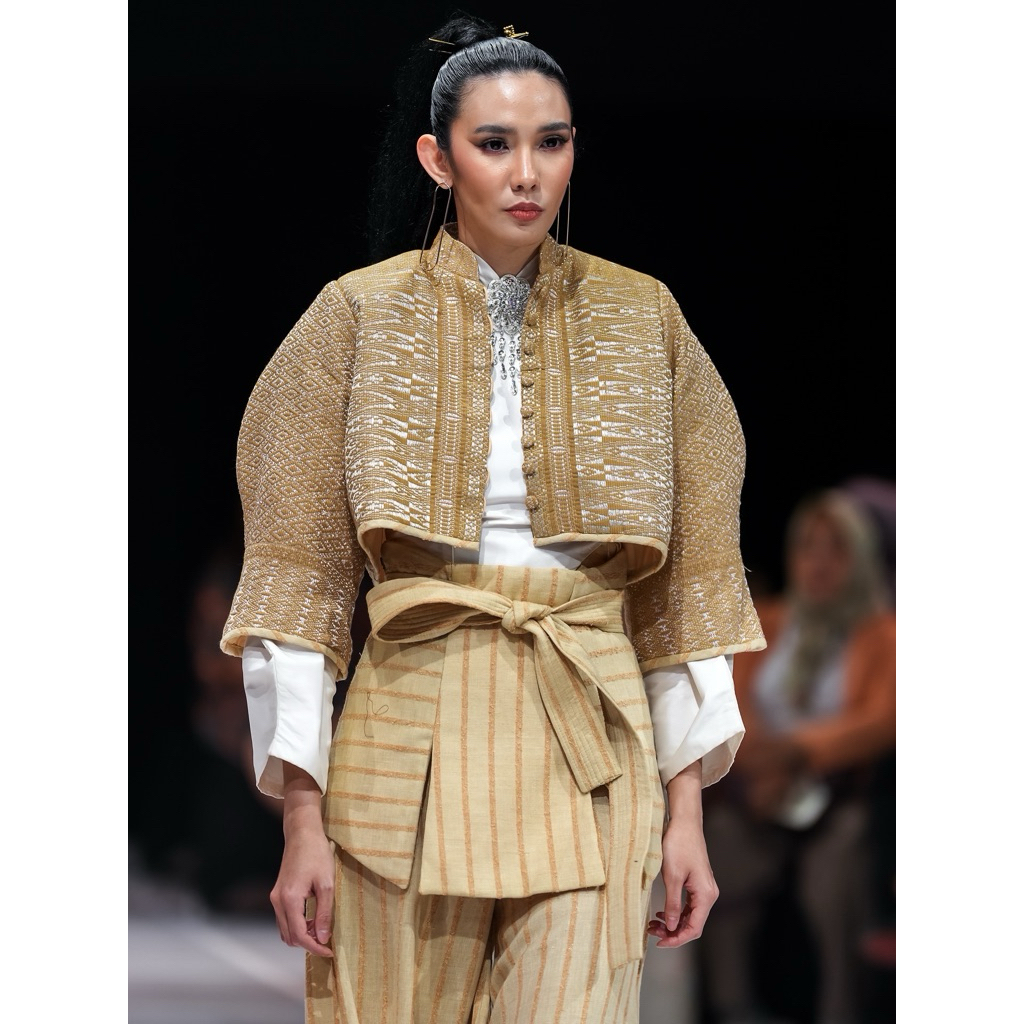 blazer Ulos nude tumtuman