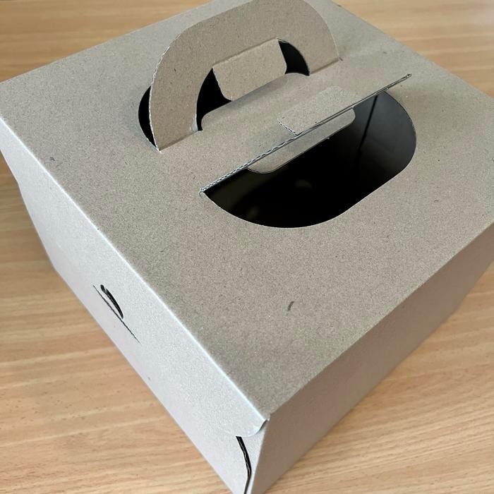 

Dus Kue Corugated Ukuran 25 Cm Kotak Kue Tart Hantaran Snack Box Tebal Mewah Hantaran Kado