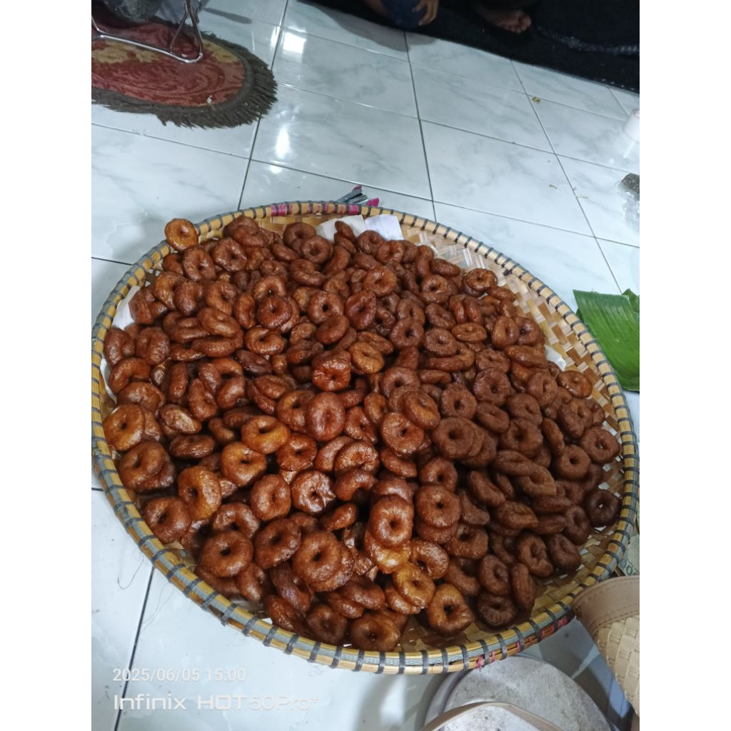 

Ali agrem/ kue cincin, ukuran sedang,isi 65,enak pake gula aren asli