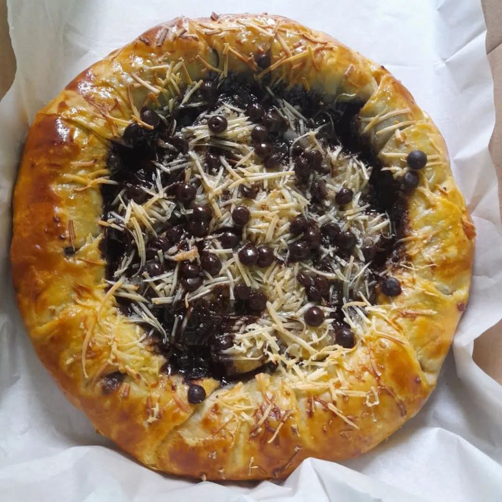 

PIZZA BOLEN PISANG COKLAT KEJU PASTRY HOMEMADE ENAK MURAH