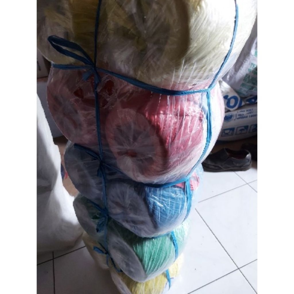 

tali rafia 1kg warna HARGA 2ROL 25100/ROL + POTONGAN VOUCHER/Warna HITAM MERAH BIRU KUNING HIJAU/tali rafia dollar/tali rafia murah warna/tali pengikat barang/tali plastik murah/tali pengikat dus