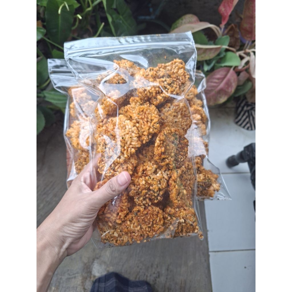 

Rengginang Rasa pedas asin daun jeruk 250gr