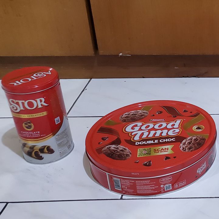 

Kaleng kosong bekas biskuit monde royal astor