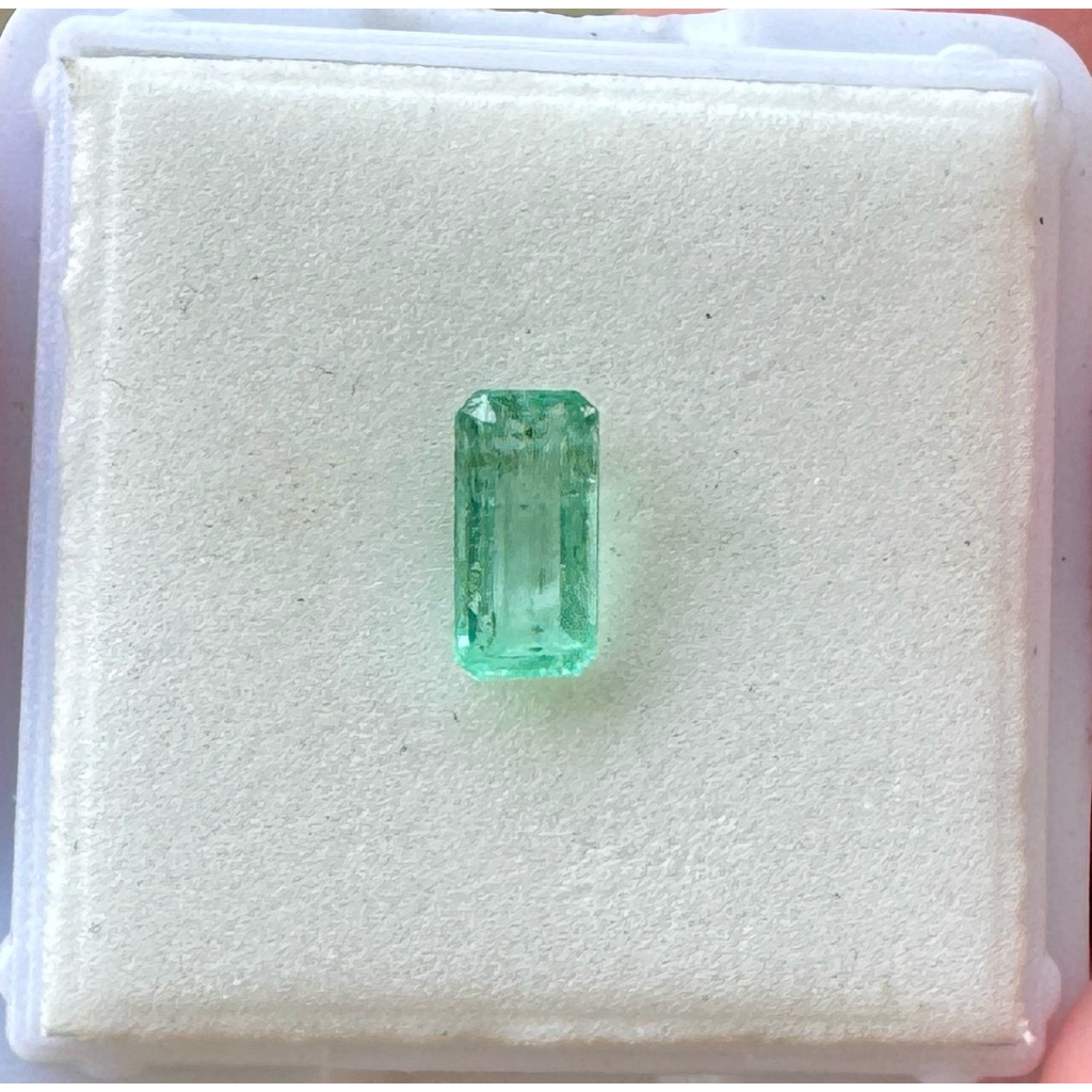 Natural emerald beryl colombia