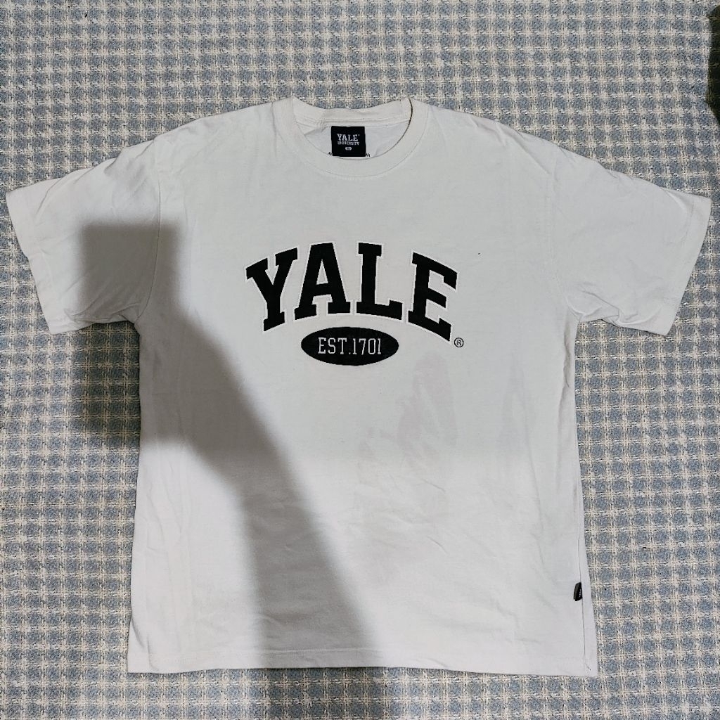 Kaos Yale university EST 1701 putih size XL cakep