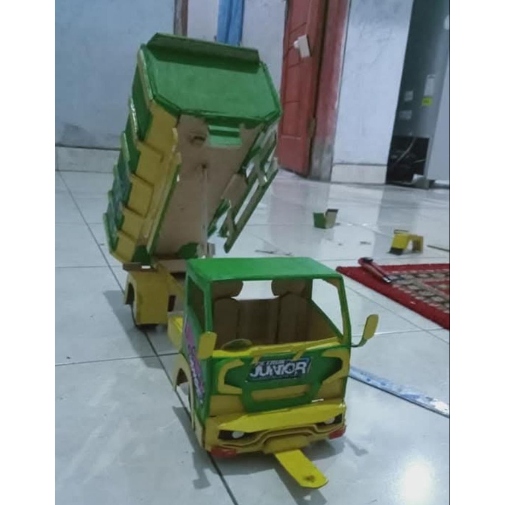 miniatur truk dumptruk bisa jengat bak truk nya bahan triplek ukuran 3mm miniatur truk khusus pajang