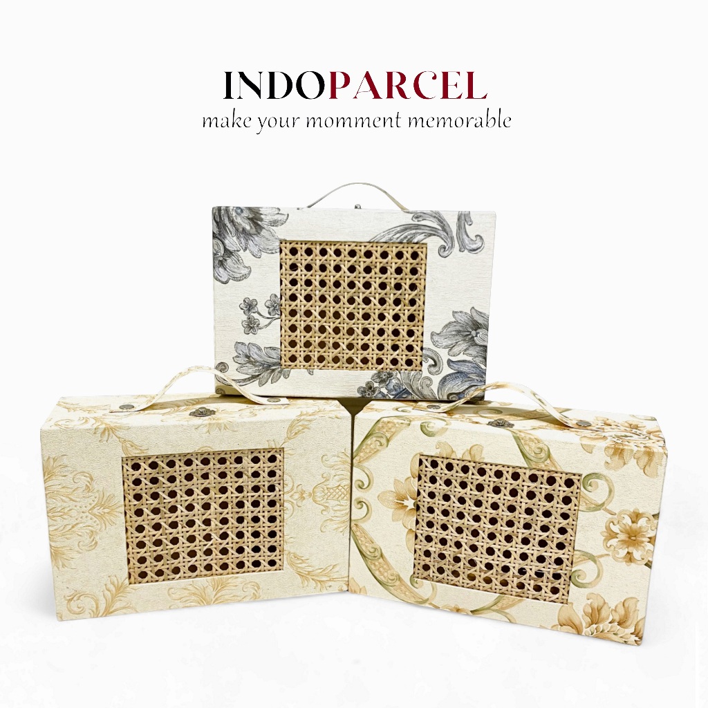 

INDOPARCEL - Magnolia Rattan Box Tas Hard Box Koper Motif Elegan Kombinasi Anyaman Rotan Box Hampers Kado Pernikahan dan seserahan