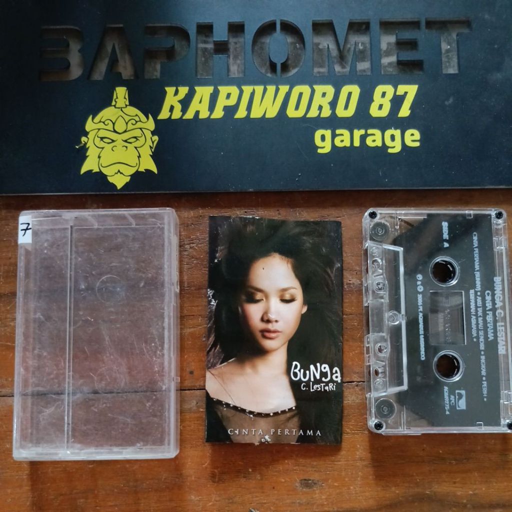 kaset pita,,,BUNGA C. LESTARI,,,CINTA PERTAMA