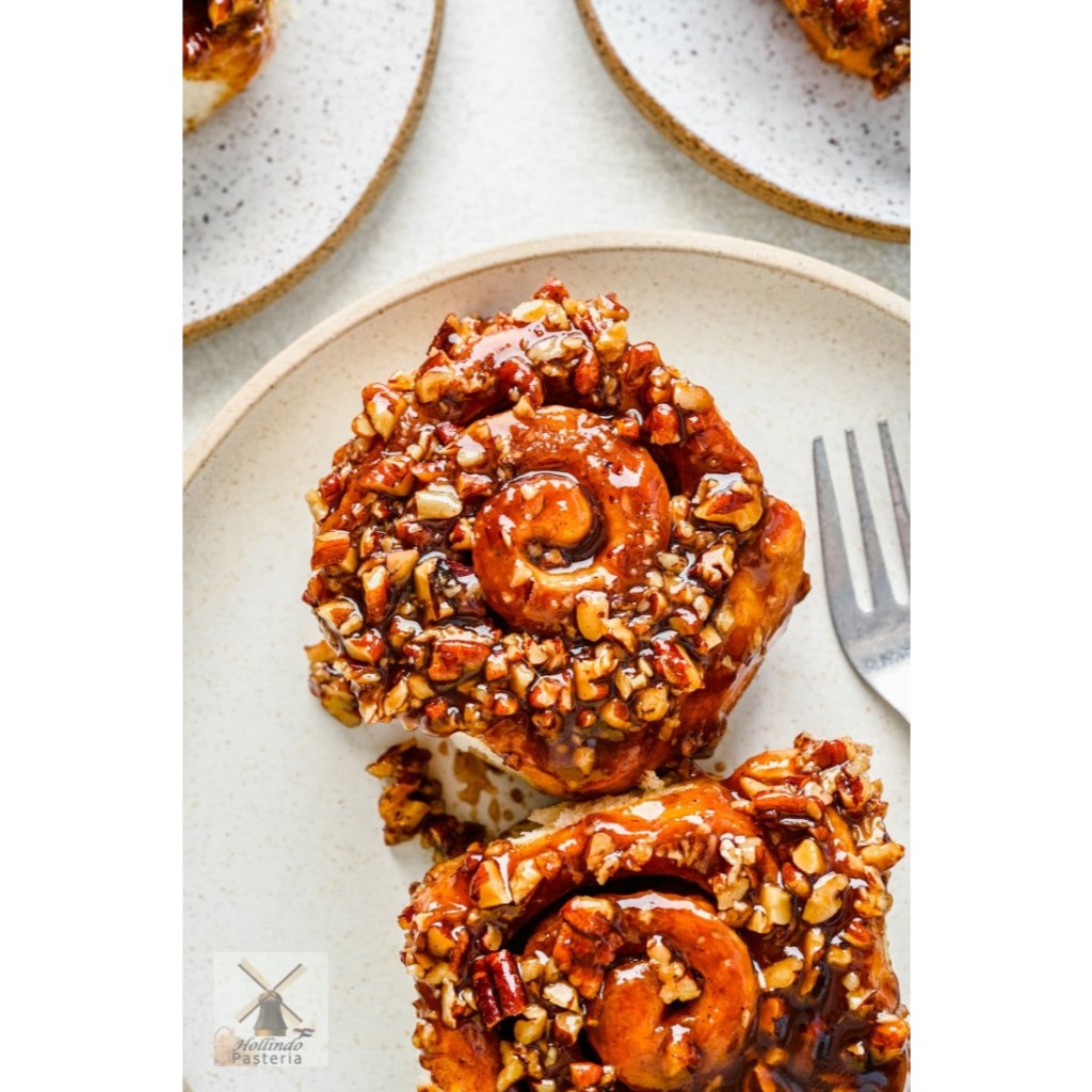 

Caramel Sticky Cinnamon Buns with Caramel Walnut Topping (pack of 4)
