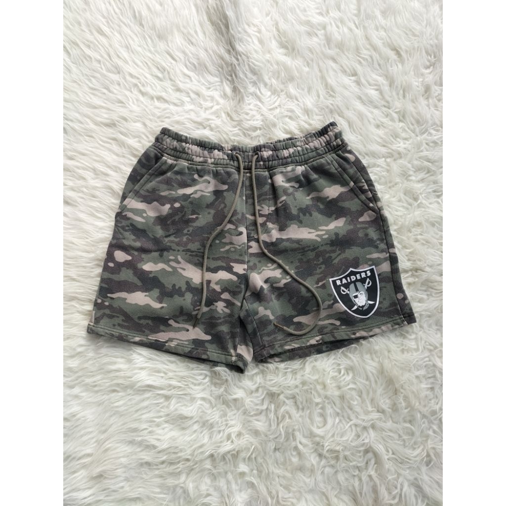 Celana pendek NFL Raiders.