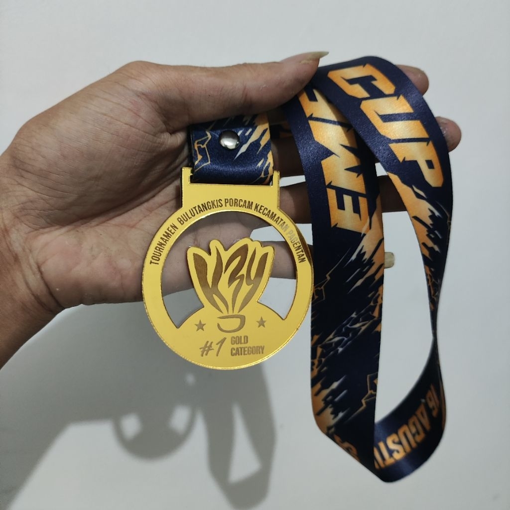 

medali custom full grafir / ukir bahan akrilik miror dan bening + tali lanyard custom