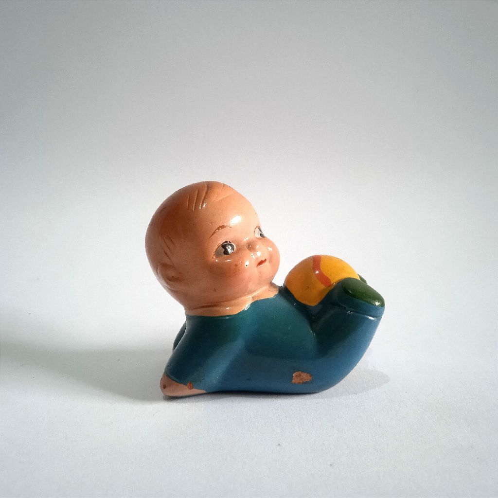 

Antik Rautan Pensil Lama Bahan Terakota/Tanah Liat Motif Anak Baju Biru Main Bola Utuh