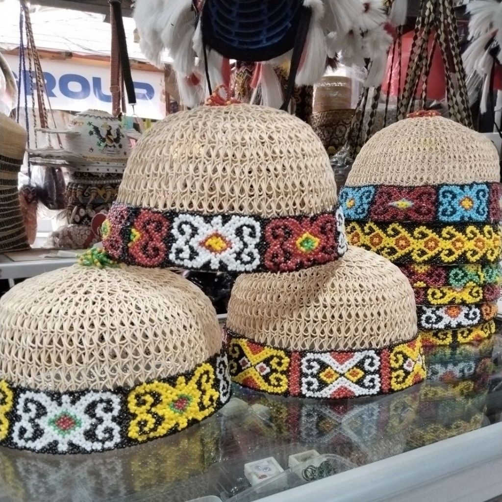topi rotan manik