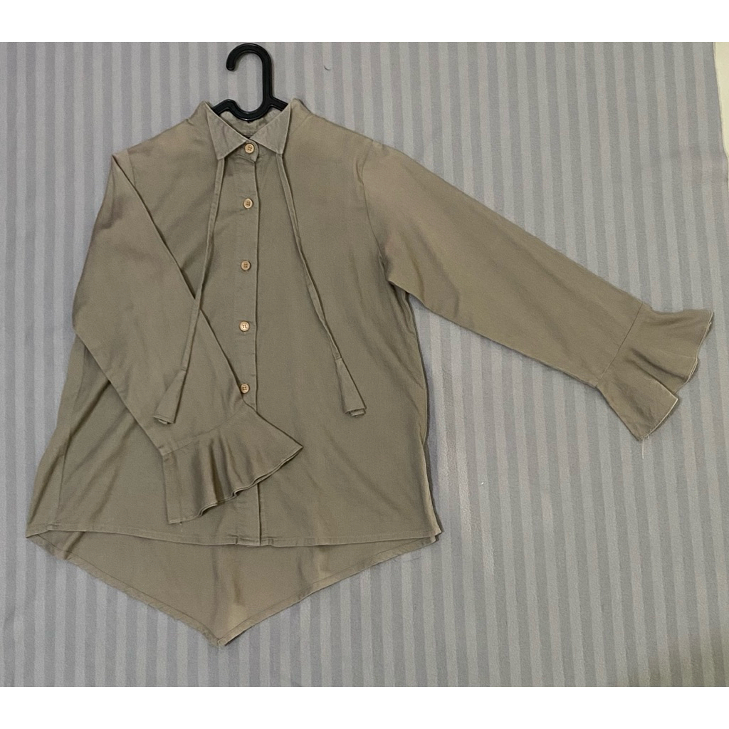 Preloved Kemeja Taupe Ruffle