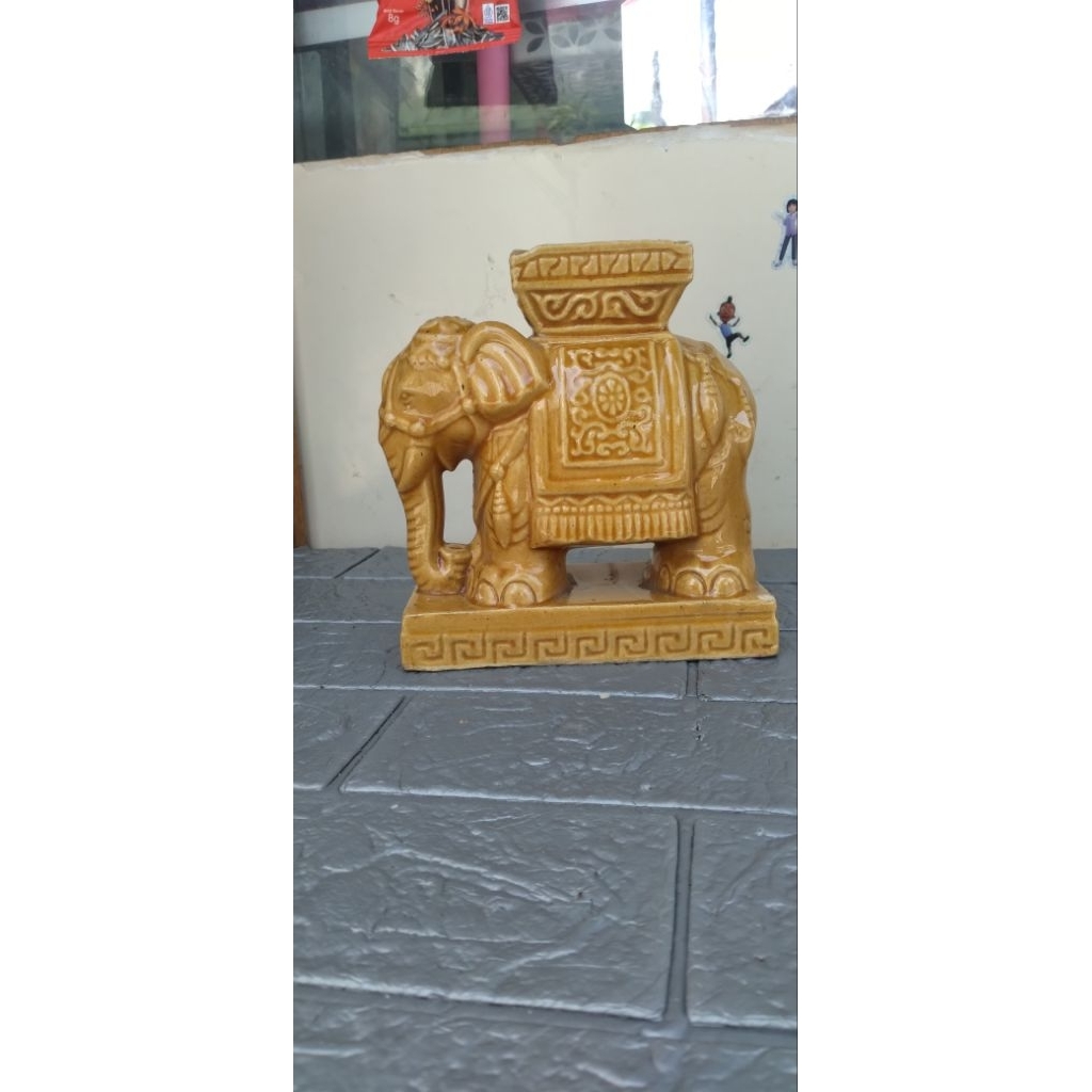 Patung Gajah bahan keramik