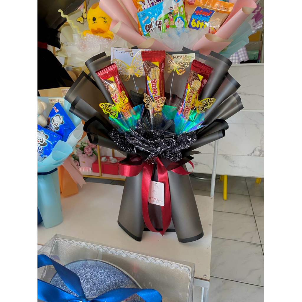

[READY] Buket Beng2 Kupu Besar 40x30 cm FREE PACKING KARDUS / Buket Snack Murah / Buket Wisuda Murah / Buket Boneka Murah / Buket Bunga Murah / Buket Ultah Murah / Buket buat Cowok / Buket Untuk Laki laki / buket untuk anak laki laki / Buket Wisuda Besar