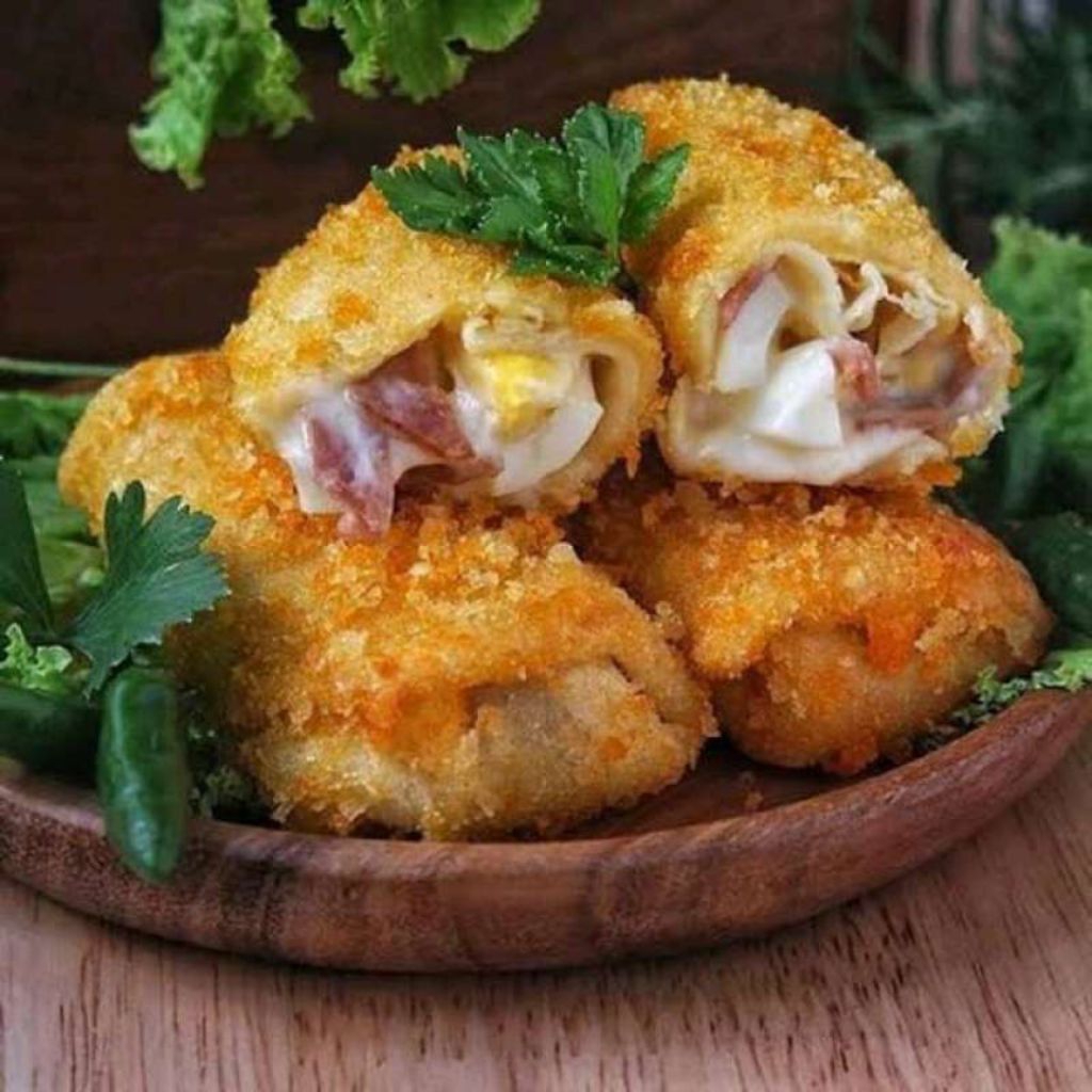 

Risoles frozen mayo enak dan jumbo smoke beff,keju,telur,mayo 4 pcs
