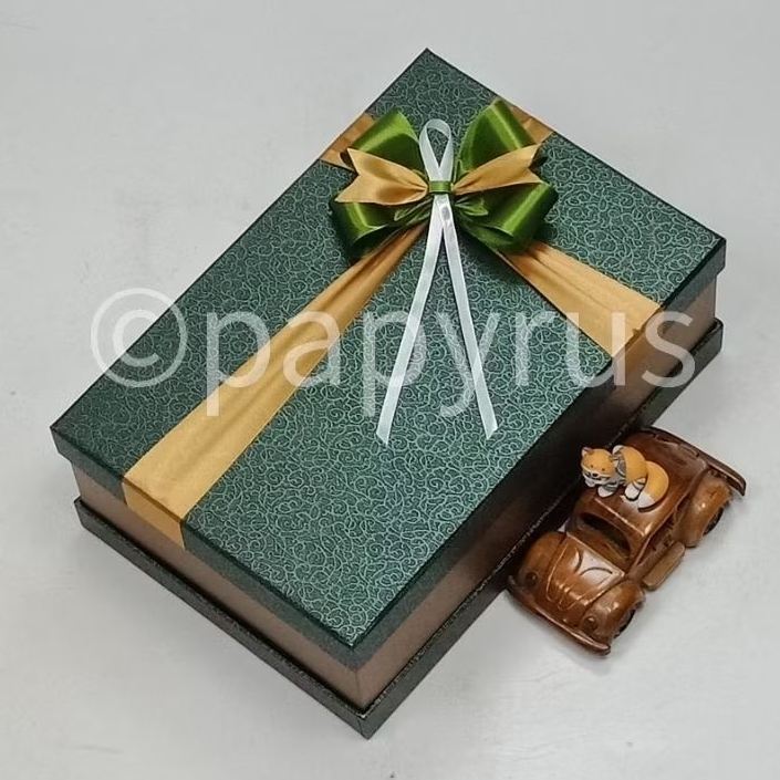

PAPYRUS Sandwich 20x30 Tinggi 10cm Kotak Kado Gift Box Hardbox Hampers Hadiah V2