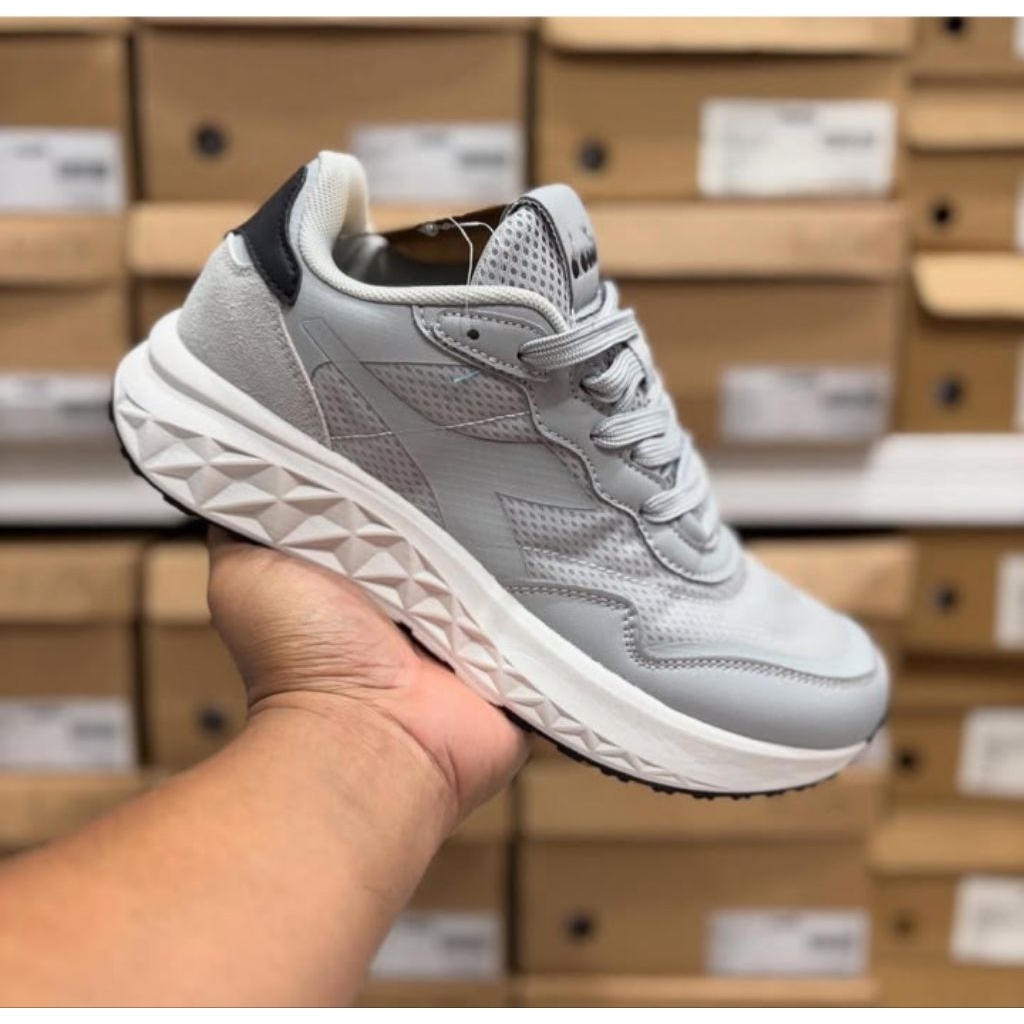 DIADORA KALTHA GREY MEN SEPATU RUNNING DIADORA MURAH SEPATU OLAHRAGA DIADORA MUAH SEPATU RUNNING OLA